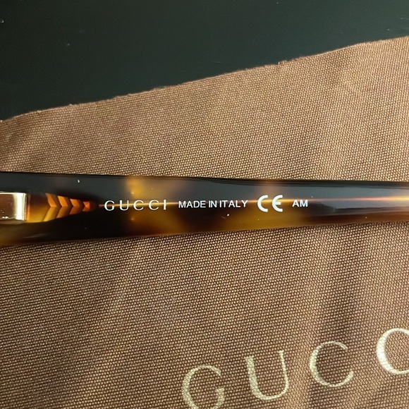 Gucci eyeglasses. Tortoise Shell frames. Gold embellishments. GG 3133. - Picture 6 of 9